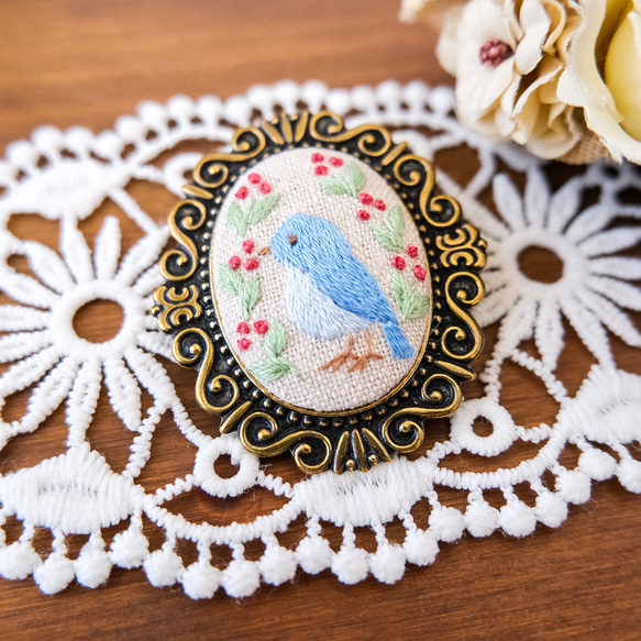 森の仲間たちのブローチ(青い鳥)　＊刺繍 2枚目の画像