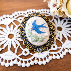 森の仲間たちのブローチ(ツバメ)　＊刺繍 2枚目の画像