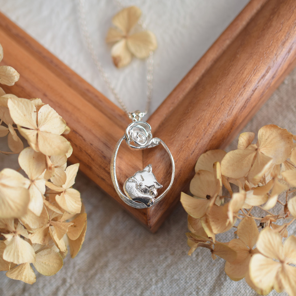猫とバラのシルバーペンダント