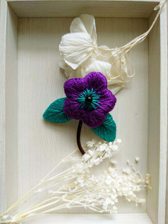 刺繍ブローチ　紫色のお花と青緑色の葉っぱのブローチ 1枚目の画像