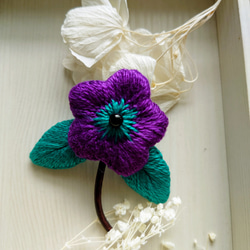 刺繍ブローチ　紫色のお花と青緑色の葉っぱのブローチ 2枚目の画像