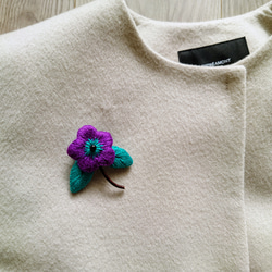 刺繍ブローチ　紫色のお花と青緑色の葉っぱのブローチ 3枚目の画像