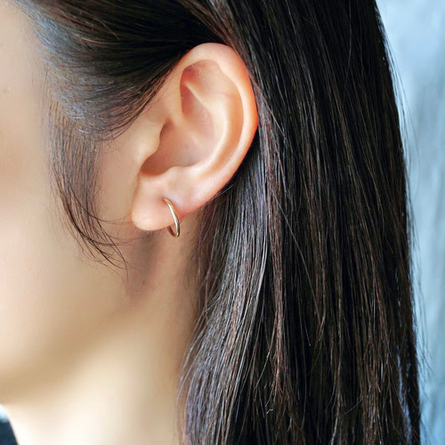 ピアスに見えるイヤリング！ 太めハンマード 極小 ミニ ゴールド