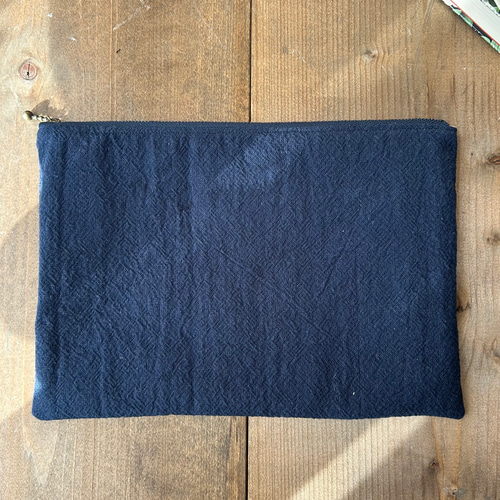 猫と花 】手刺繍のポーチ 文庫本・単行本サイズ ブックポーチ 紺