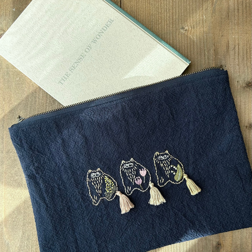 猫と花 】手刺繍のポーチ 文庫本・単行本サイズ ブックポーチ 紺
