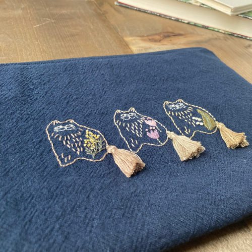 猫と花 】手刺繍のポーチ 文庫本・単行本サイズ ブックポーチ 紺