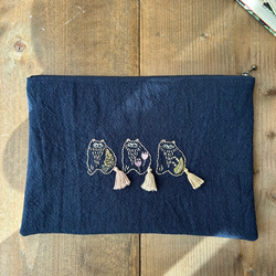 猫と花 】手刺繍のポーチ 文庫本・単行本サイズ ブックポーチ 紺