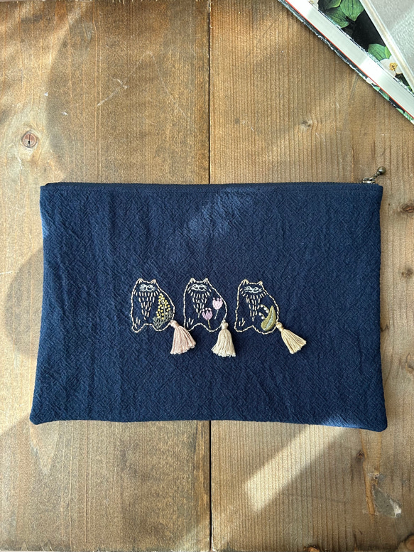 猫と花 】手刺繍のポーチ 文庫本・単行本サイズ ブックポーチ 紺 