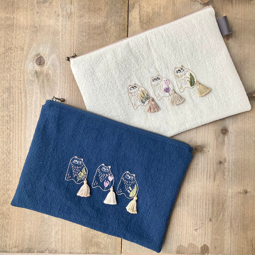 猫と花 】手刺繍のポーチ 文庫本・単行本サイズ ブックポーチ 紺