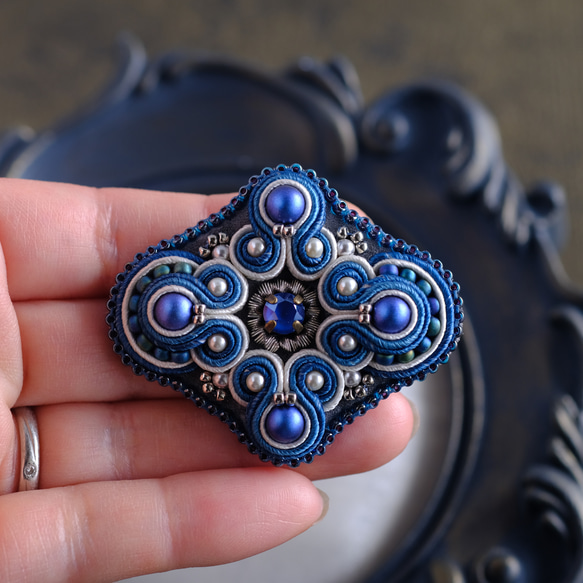 藍色ソウタシエのダイヤモンドブローチ＜藍染＞/ソウタシエ/soutache 4枚目の画像