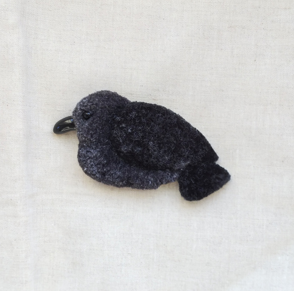 【受注製作】カラスの刺繍ブローチ　鴉　烏　鳥 1枚目の画像