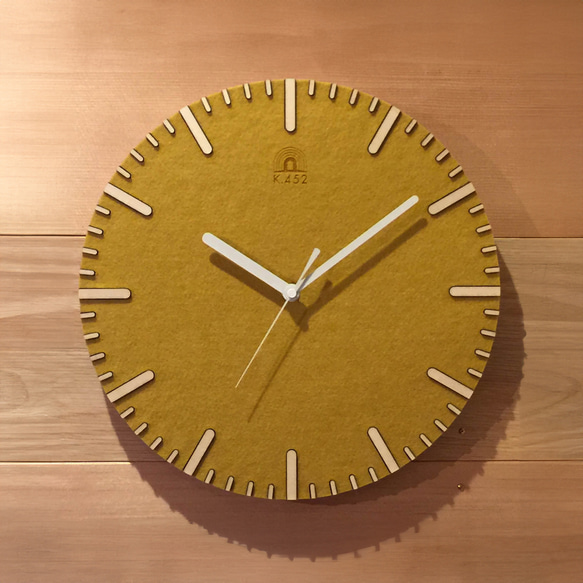 フェルトの掛け時計（マスタード） 1枚目の画像