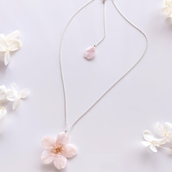 【受注制作】【SV925】Everpink. 本物の桜　厳選花で仕上げたソメイヨシノと花びらのネックレス　スライドボール 2枚目の画像