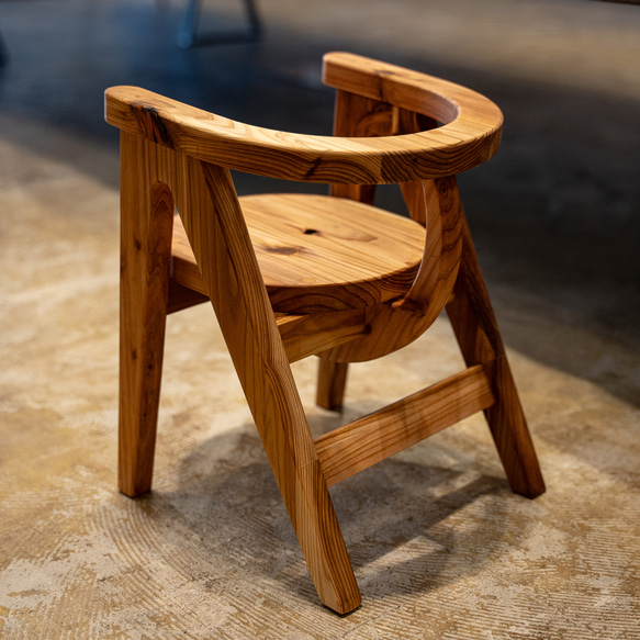 オーダー家具屋が作る優しさのイス　キッズサイズ 天板上 奥行 215mm･幅 225mm肘置き高