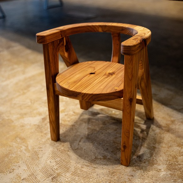 オーダー家具屋が作る優しさのイス　キッズサイズ 天板上 奥行 215mm･幅 225mm肘置き高