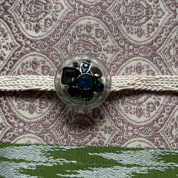 ビンテージ・ガラスボタンの神秘的なブルーの帯留め「パフェ・アンドロメダ」 8枚目の画像