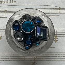 ビンテージ・ガラスボタンの神秘的なブルーの帯留め「パフェ・アンドロメダ」 1枚目の画像