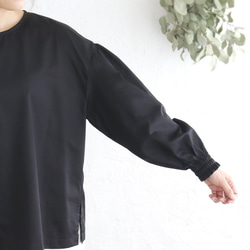 絲綢般的觸感縮褶袖套頭衫，非常適合正式場合（黑色）TP45。 第10張的照片