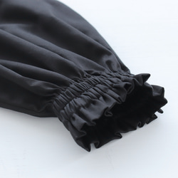 絲綢般的觸感縮褶袖套頭衫，非常適合正式場合（黑色）TP45。 第16張的照片