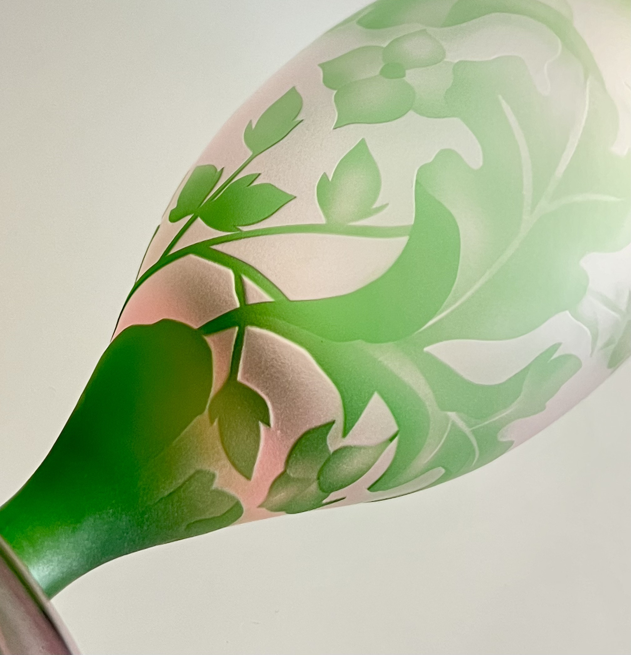 【ねこのぐらす】お花畑の猫　green１個　 足付グラス　グリーン×ピンク minck