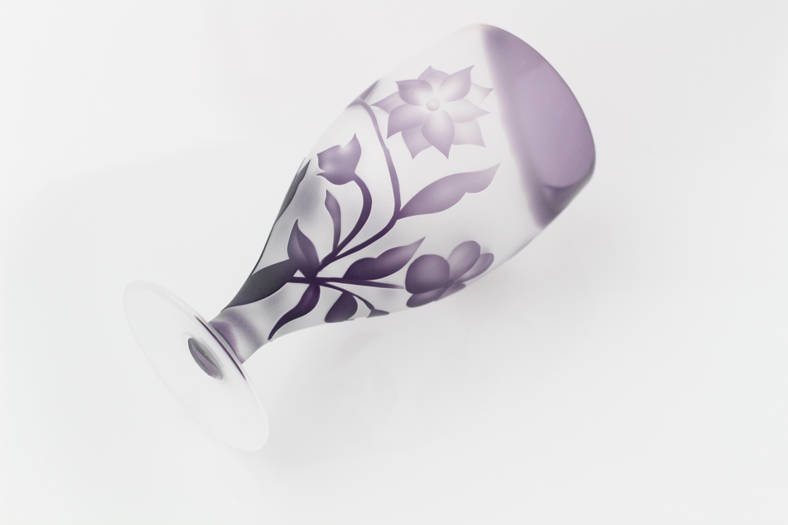 【ねこのぐらす】花の中の猫　purple　１個　 足付グラス　紫　ビアグラス　minck