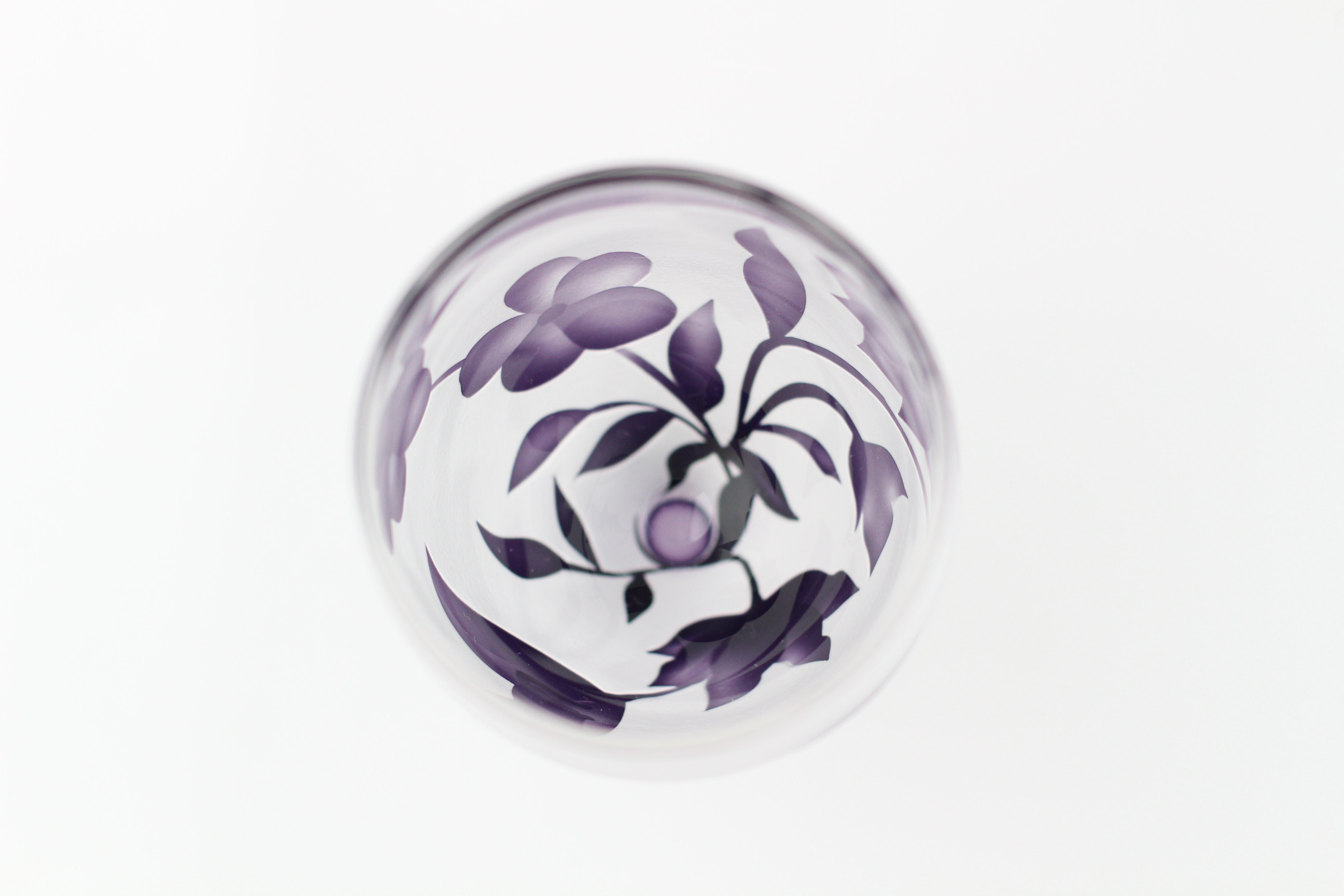 【ねこのぐらす】花の中の猫　purple　１個　 足付グラス　紫　ビアグラス　minck