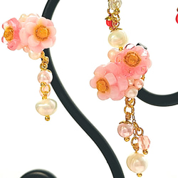 紅白梅の花・桃の花と淡水パールの耳飾り  選べるイヤリング／ピアス 2枚目の画像