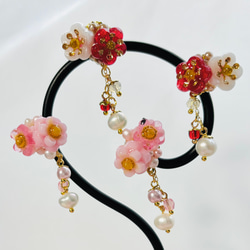 紅白梅の花・桃の花と淡水パールの耳飾り  選べるイヤリング／ピアス 1枚目の画像