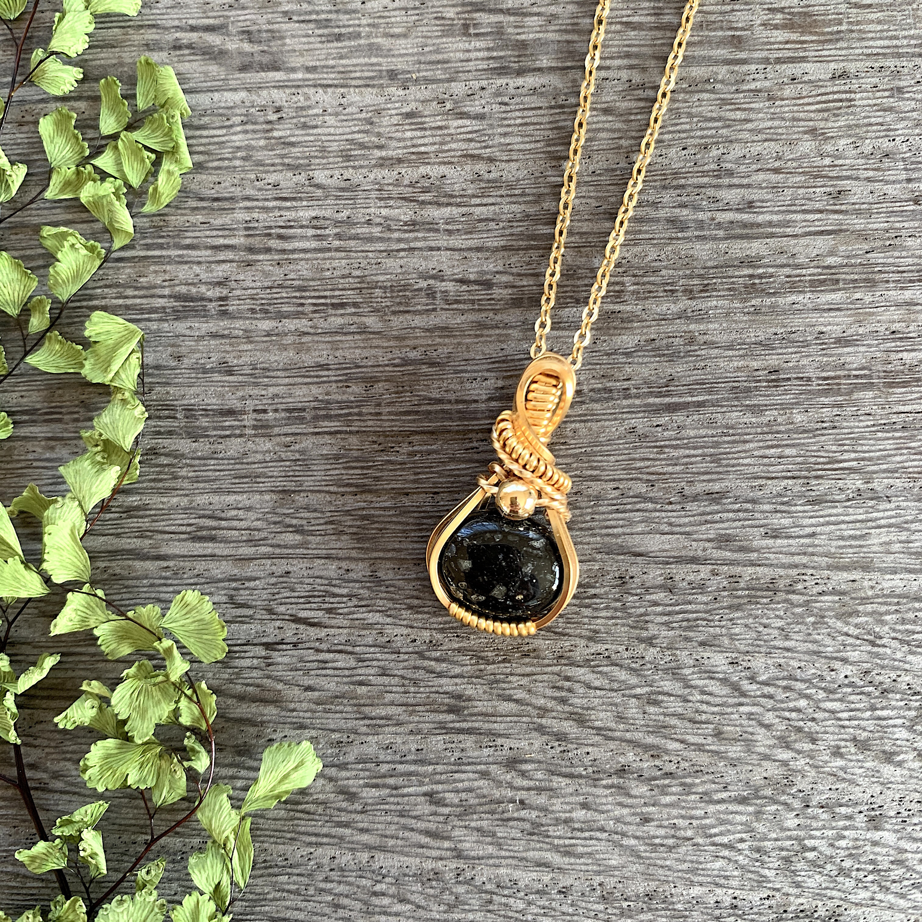 ムーンストーン in ライオライト ペンダントトップ ゴールドカラー ワイヤーラップ 贈り物にも♪天然石ジュエリー