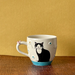 猫絵肉球マグ(白黒ハチワレ猫) 『猫のマグカップ』 2枚目の画像