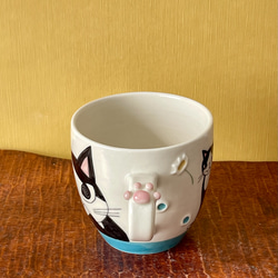 猫絵肉球マグ(白黒ハチワレ猫) 『猫のマグカップ』 4枚目の画像