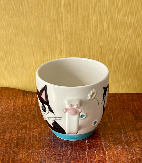 猫絵肉球マグ(白黒ハチワレ猫) 『猫のマグカップ』 4枚目の画像