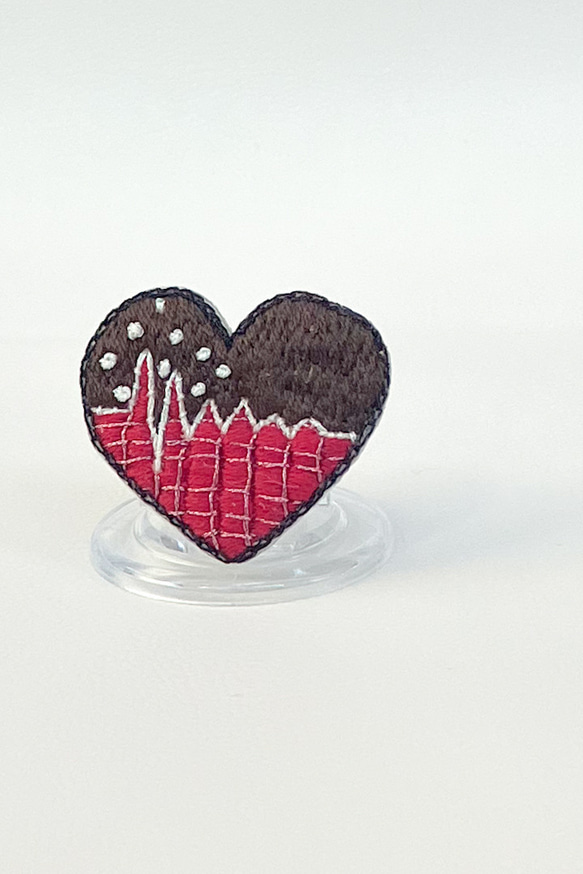 【DokiDoki】　刺繍ブローチ  ハート　チョコレート 1枚目の画像