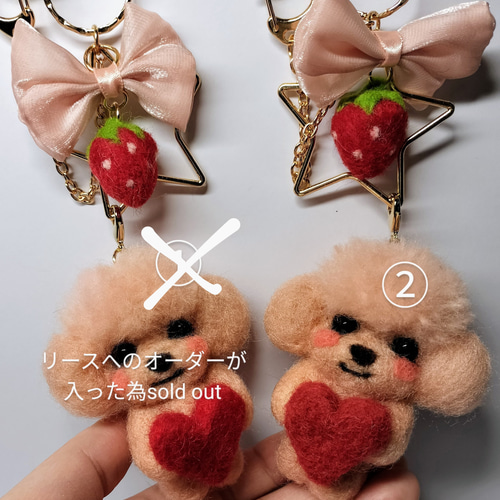 羊毛フェルト トイプードル ピンクカラーのキーホルダー 羊毛フェルト 
