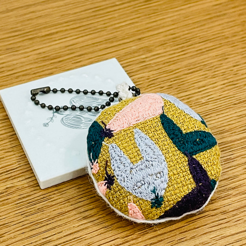 す*ん様 ハンドメイド　人形　ミナペルホネン　ドールチャーム　ミニチュア　手作り ミナペルホネン 縫ってる ドール NAOMIちゃん - メルカリ