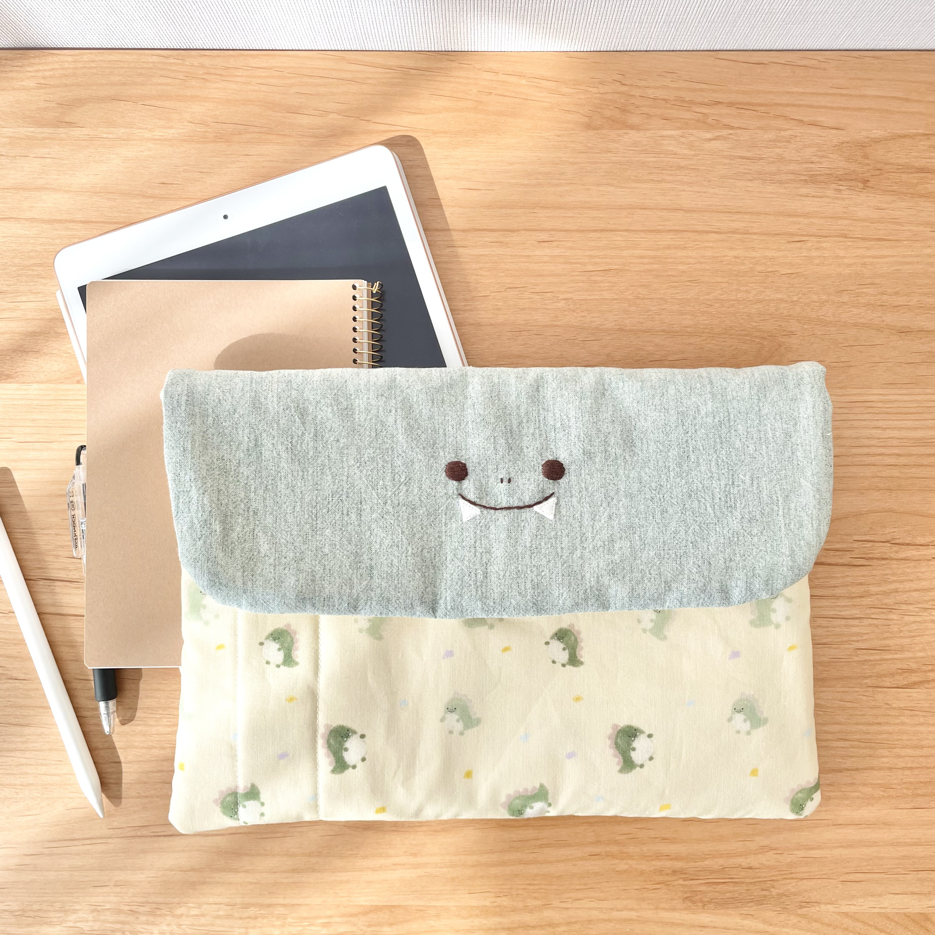 たっぷり収納！ほのぼの恐竜さんのマルチケース 4,510円