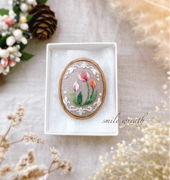 ☆くるみボタン刺繍ブローチ☆チューリップとミモザ花束handmade