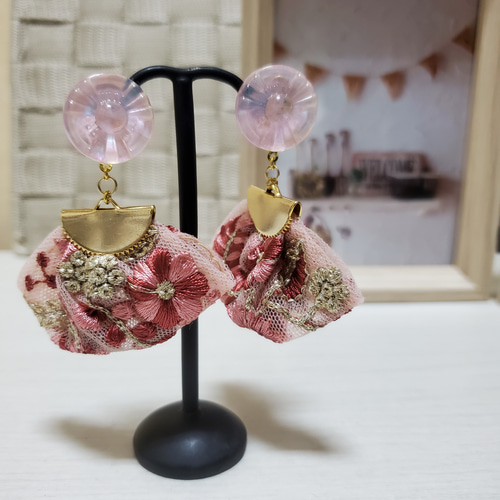 ピンクのインド刺繍リボン イヤリング イヤリング・ノンホールピアス 