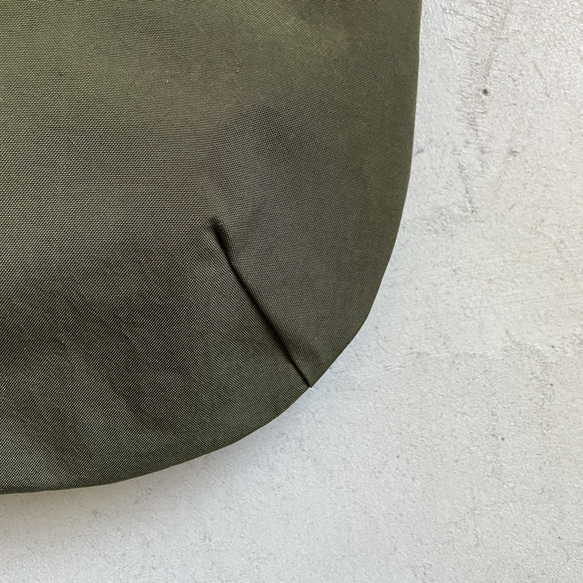 【2024新色】鹽縮尼龍與超厚鞣料製成的圓形手袋 - M號【卡其色】 第7張的照片