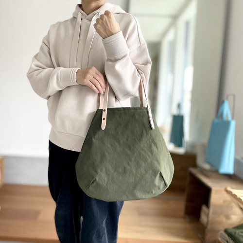 超軽量！塩縮ナイロンと極厚ヌメの丸型トートバッグ-Mサイズ【カーキ