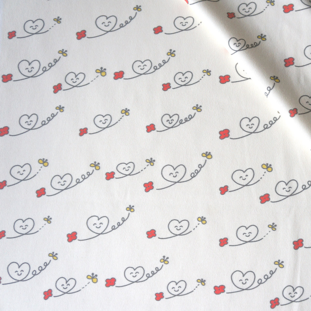 【140×97cm】スムースニット生地(オーガニックコットン)ハートニコちゃん - a little big 【140×97cm】スムースニット生地(オーガニックコットン)ハートニコちゃん - a little big
