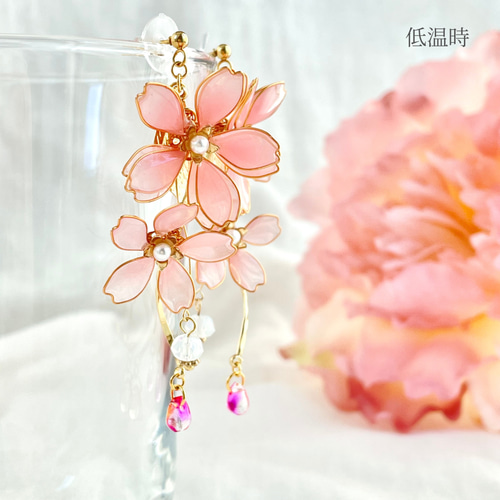 色が変わる枝垂れ桜のイヤリング/ピアス ٭❀* 揺れる大人可愛い 華やか