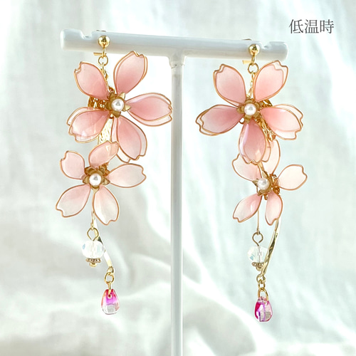色が変わる枝垂れ桜のイヤリング/ピアス ٭❀* 揺れる大人可愛い 華やか