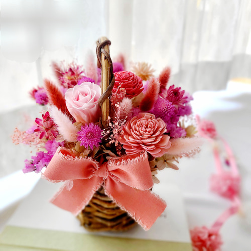 優しさを贈る ピンクリボンとピンクフラワー バスケットアレンジ  
