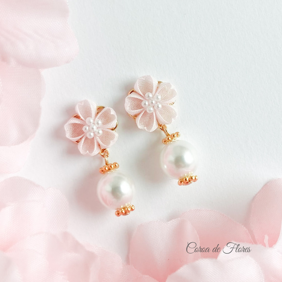 毛糸風　ピンク　冬　ボール　ハンドメイド　イヤリング　アクセサリー　白 桜とパールのピアス/イヤリング つまみ細工 正絹羽二重 シルク ピアス