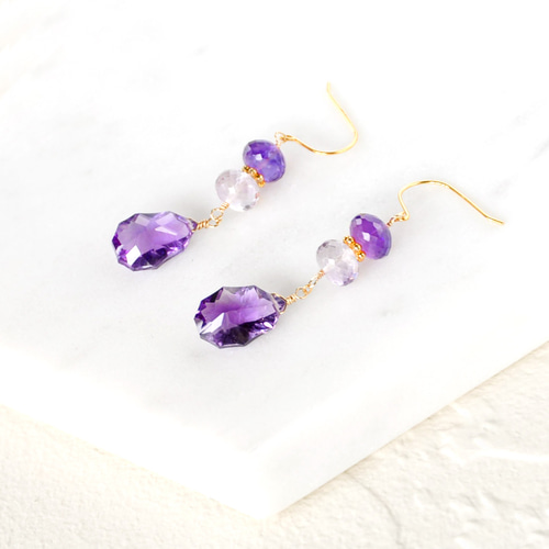 宝石のようなコンケーブカットダイヤピンクアメジストのピアス