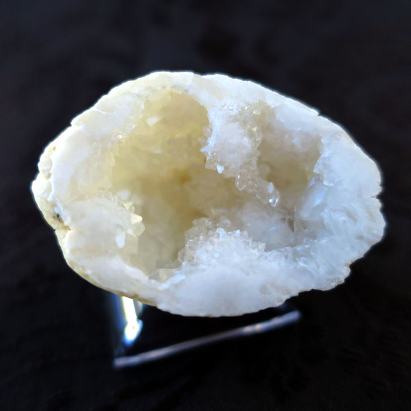 モロッコ産水晶ジオードa Moroccan crystal geode 1枚目の画像