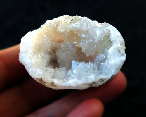 モロッコ産水晶ジオード 原石・鉱物 Moroccan crystal geode 春色新作
