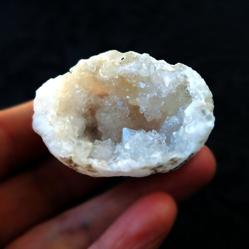 モロッコ産水晶ジオード 原石・鉱物 Moroccan crystal geode 春色新作