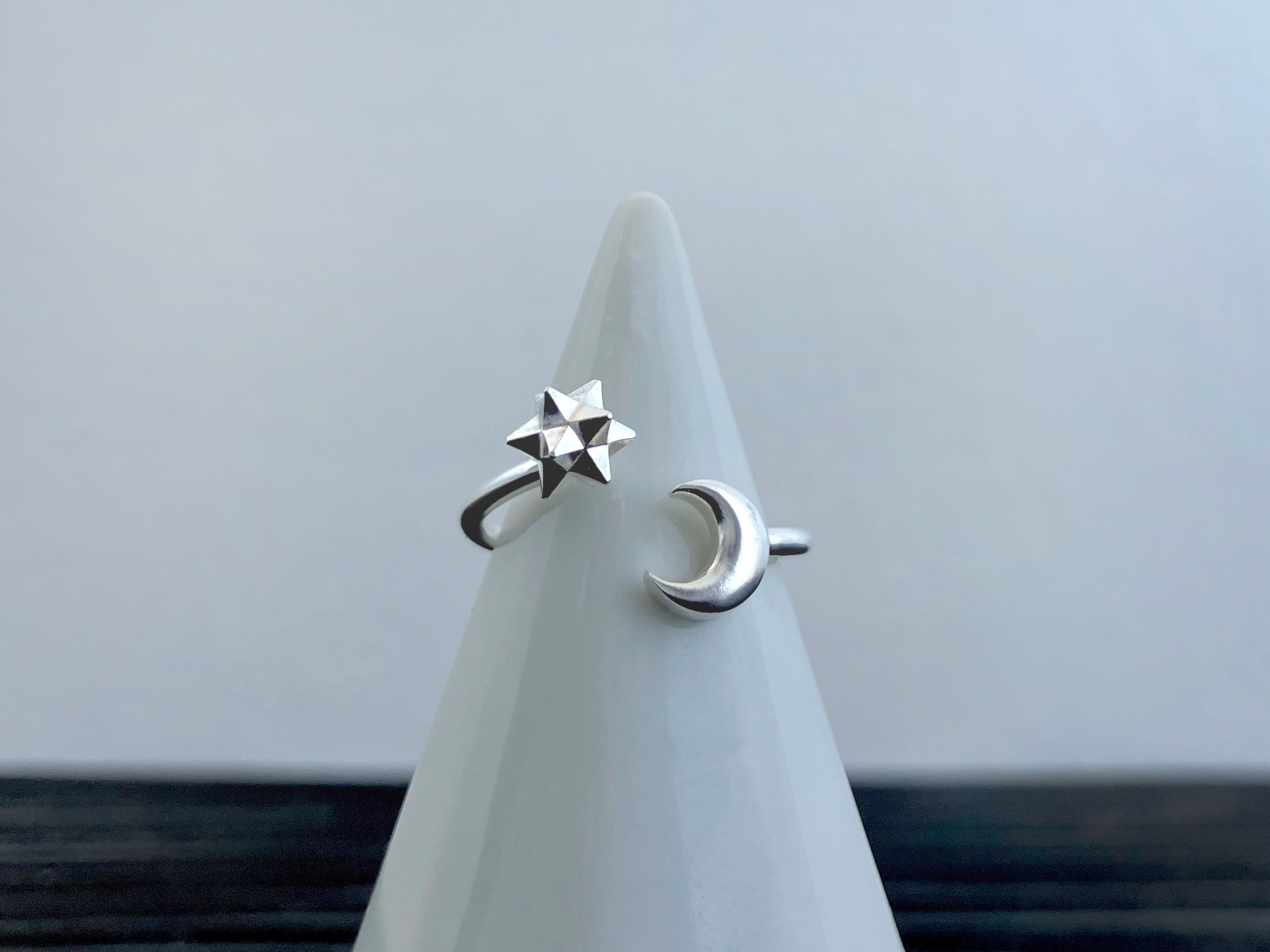 きらめく小さな星と三日月のフォークリング